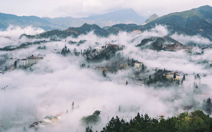 Thị trấn Sapa chìm trong sương và mây