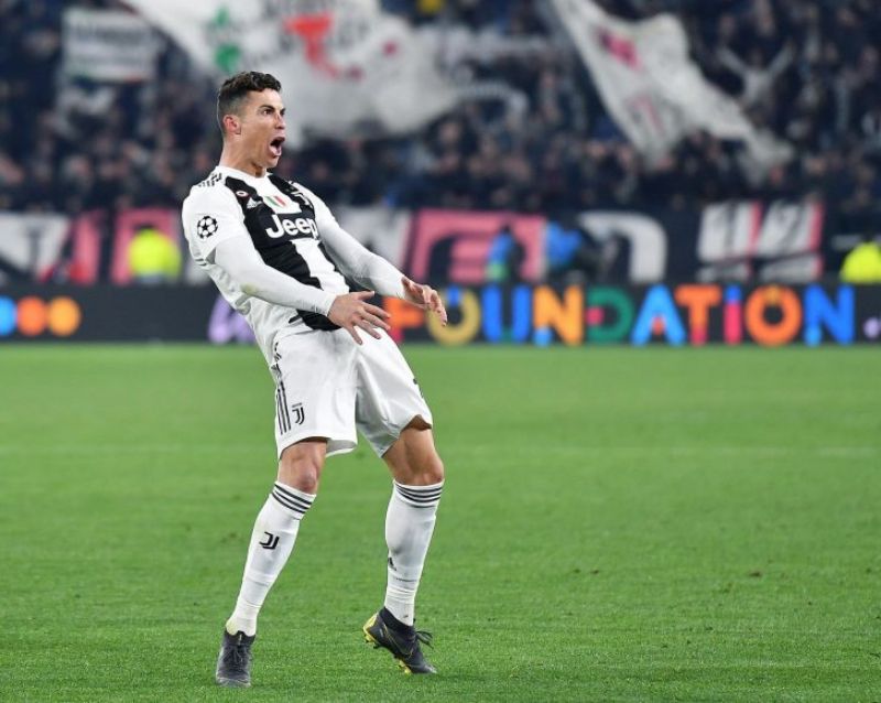 Ronaldo với động tác khá bá đạo trên sân đấu