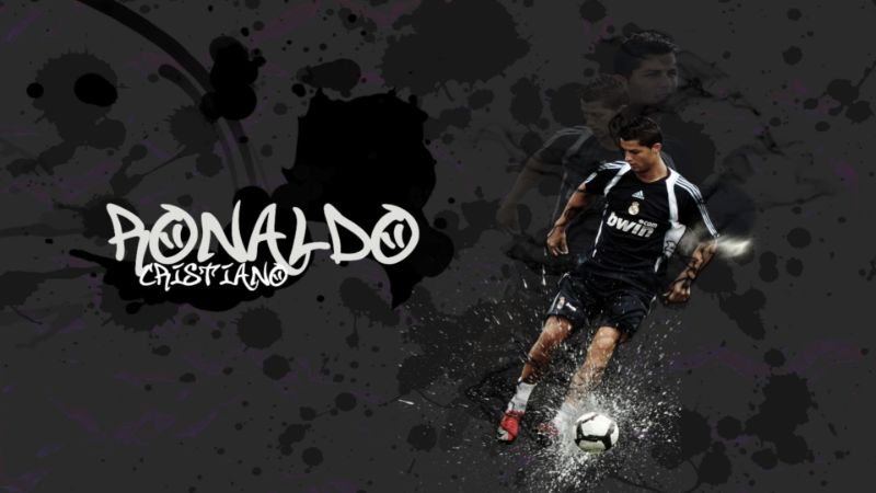 Hình ảnh Ronaldo với trái bóng tròn trên sân 