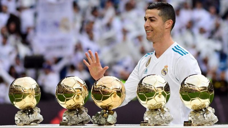 Hình ảnh Ronaldo với 5 quả bóng vàng