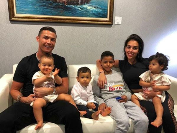 Hình ảnh gia đình Ronaldo hạnh phúc
